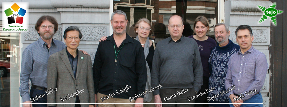 Stefano Keller, Lee Jungkee, Martin Schäffer, Barbara Pietrzak, Estraranoj de UEA ; Osmo Buller, Ĝenerala Direktoro de UEA ; Veronika Poór, Estrarano de TEJO ; Stefan MacGill, Mark Fettes, Estraranoj de UEA ;  antaŭ la CO en Rotterdam, la 30-an de marto 2014.